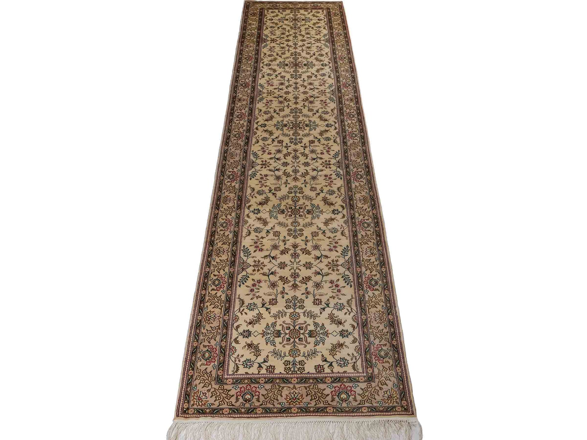 Sehr feiner, handgeknüpfter, chinesischer Hereke Orientteppich Läufer aus gesponnener Seide von Khademi, creme, weiß. 303x79 cm. Verkauf durch Jupiter Intl.