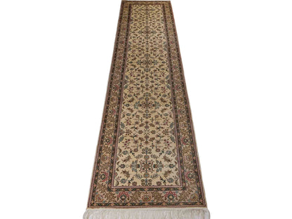 Sehr feiner, handgeknüpfter, chinesischer Hereke Orientteppich Läufer aus gesponnener Seide von Khademi, creme, weiß. 303x79 cm. Verkauf durch Jupiter Intl.