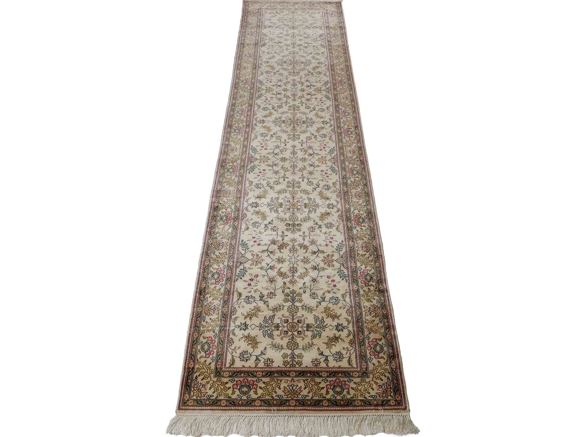 Sehr feiner, handgeknüpfter, chinesischer Hereke Orientteppich Läufer aus gesponnener Seide von Khademi, creme, weiß. 303x79 cm. Verkauf durch Jupiter Intl.