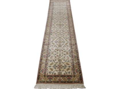 Sehr feiner, handgeknüpfter, chinesischer Hereke Orientteppich Läufer aus gesponnener Seide von Khademi, creme, weiß. 303x79 cm. Verkauf durch Jupiter Intl.