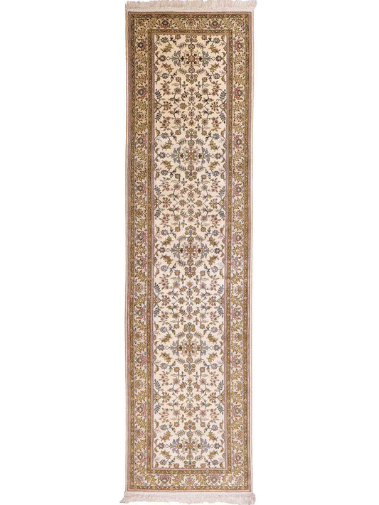 Sehr feiner, handgeknüpfter, chinesischer Hereke Orientteppich Läufer aus gesponnener Seide mit Allover-Design von Khademi, creme, weiß. 307x79 cm. Verkauf durch Jupiter Intl.