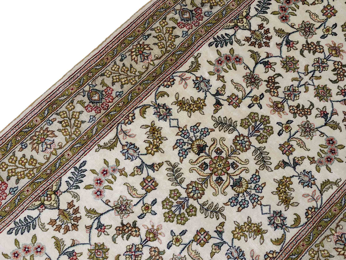 Sehr feiner, handgeknüpfter, chinesischer Hereke Orientteppich Läufer aus gesponnener Seide mit Allover-Design von Khademi, creme, weiß. 307x79 cm. Verkauf durch Jupiter Intl.