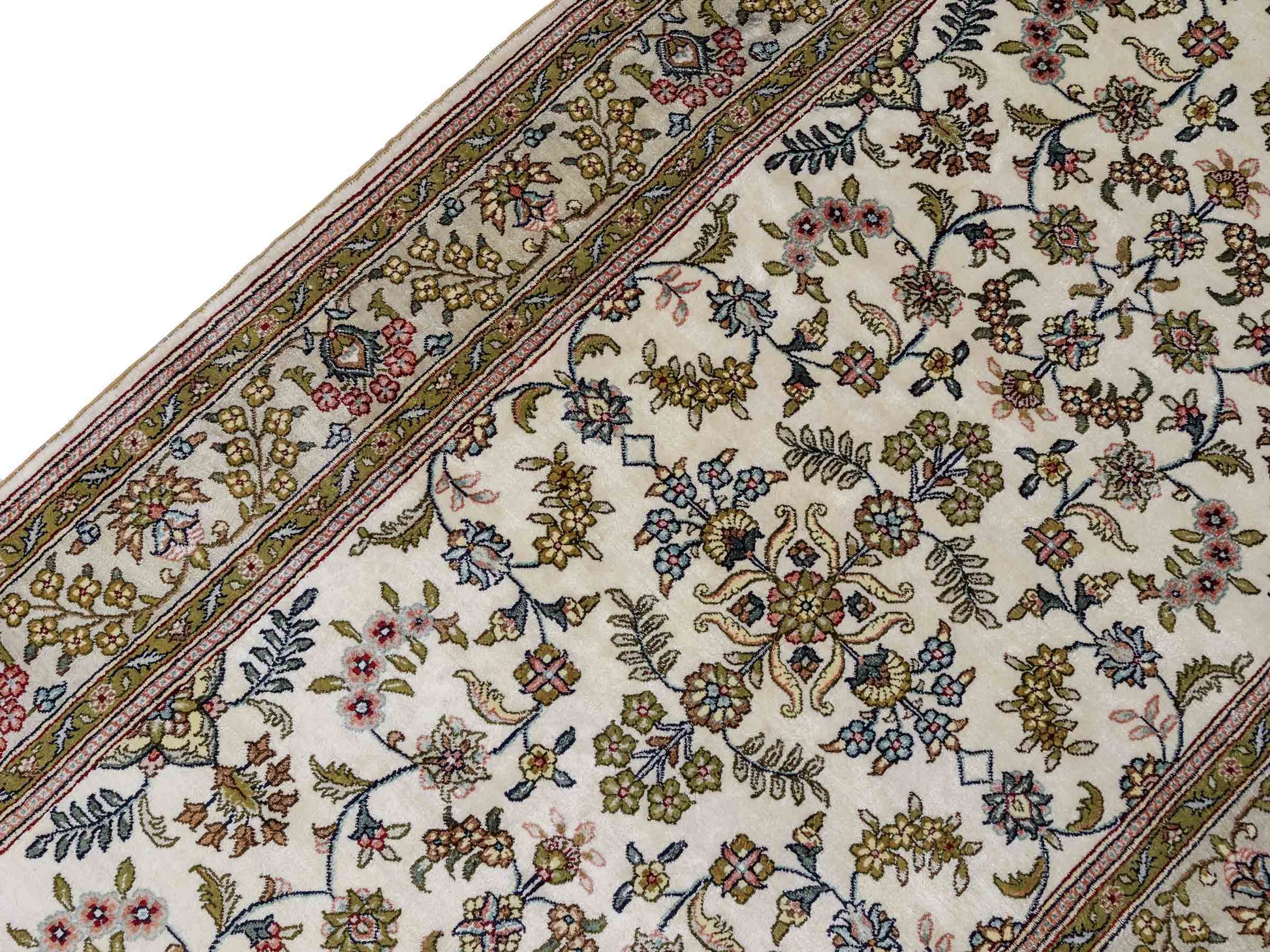 Sehr feiner, handgeknüpfter, chinesischer Hereke Orientteppich Läufer aus gesponnener Seide mit Allover-Design von Khademi, creme, weiß. 307x79 cm. Verkauf durch Jupiter Intl.