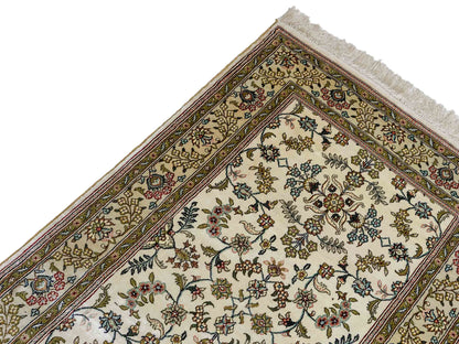 Sehr feiner, handgeknüpfter, chinesischer Hereke Orientteppich Läufer aus gesponnener Seide mit Allover-Design von Khademi, creme, weiß. 307x79 cm. Verkauf durch Jupiter Intl.