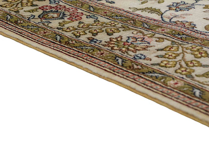 Sehr feiner, handgeknüpfter, chinesischer Hereke Orientteppich Läufer aus gesponnener Seide mit Allover-Design von Khademi, creme, weiß. 307x79 cm. Verkauf durch Jupiter Intl.