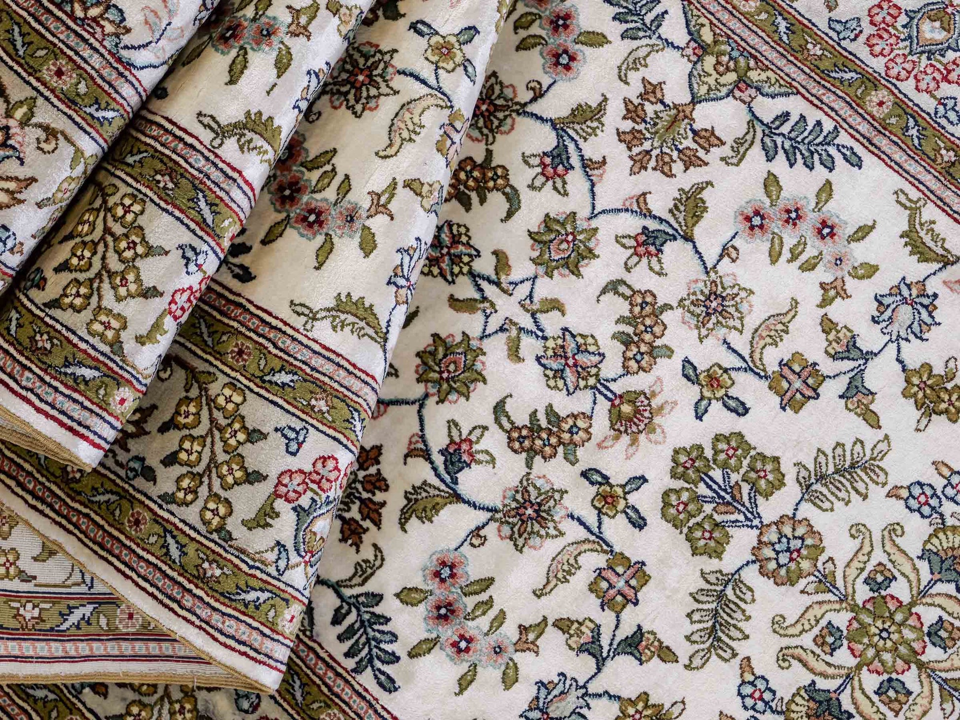 Sehr feiner, handgeknüpfter, chinesischer Hereke Orientteppich Läufer aus gesponnener Seide mit Allover-Design von Khademi, creme, weiß. 307x79 cm. Verkauf durch Jupiter Intl.