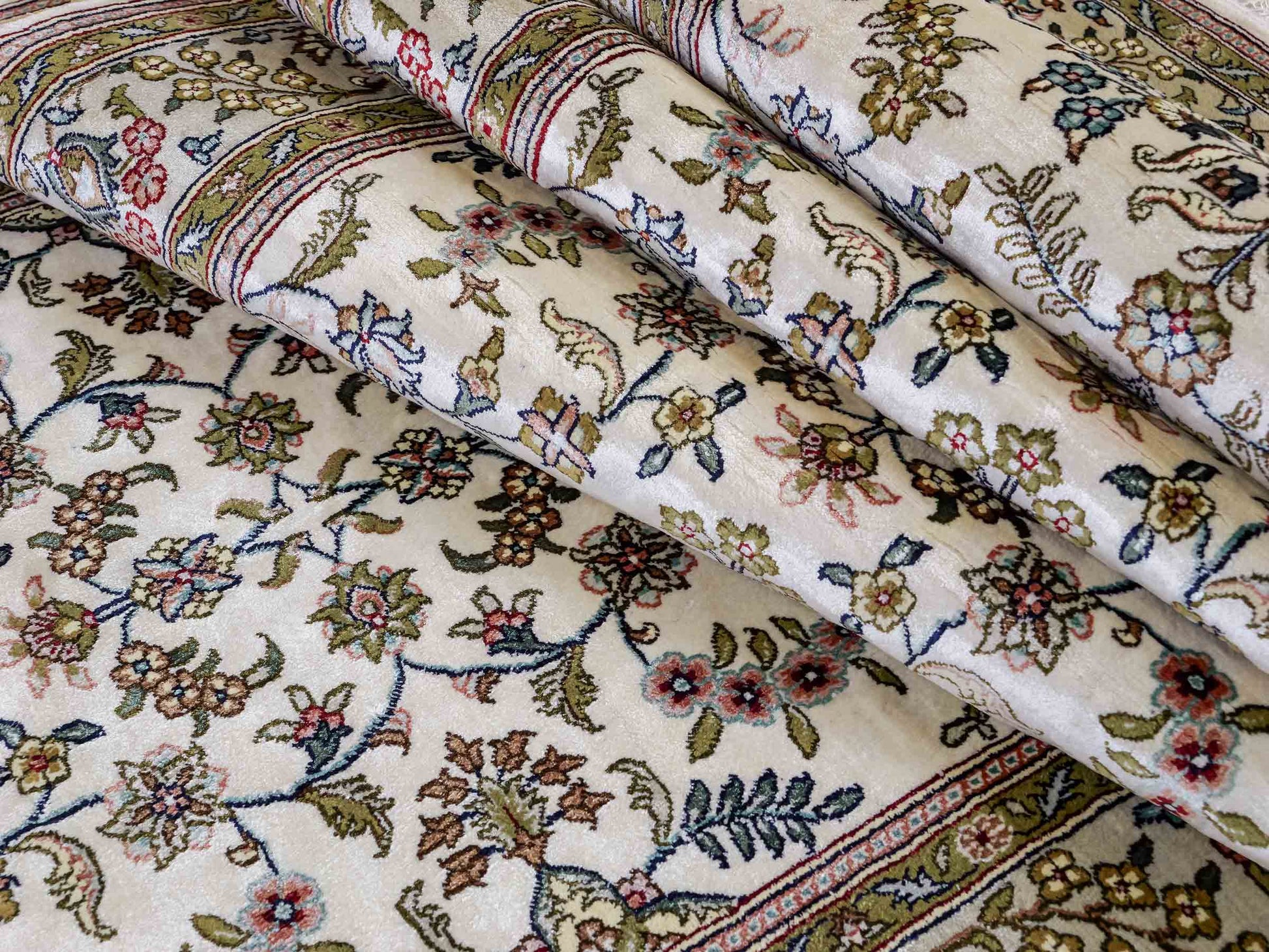 Sehr feiner, handgeknüpfter, chinesischer Hereke Orientteppich Läufer aus gesponnener Seide mit Allover-Design von Khademi, creme, weiß. 307x79 cm. Verkauf durch Jupiter Intl.