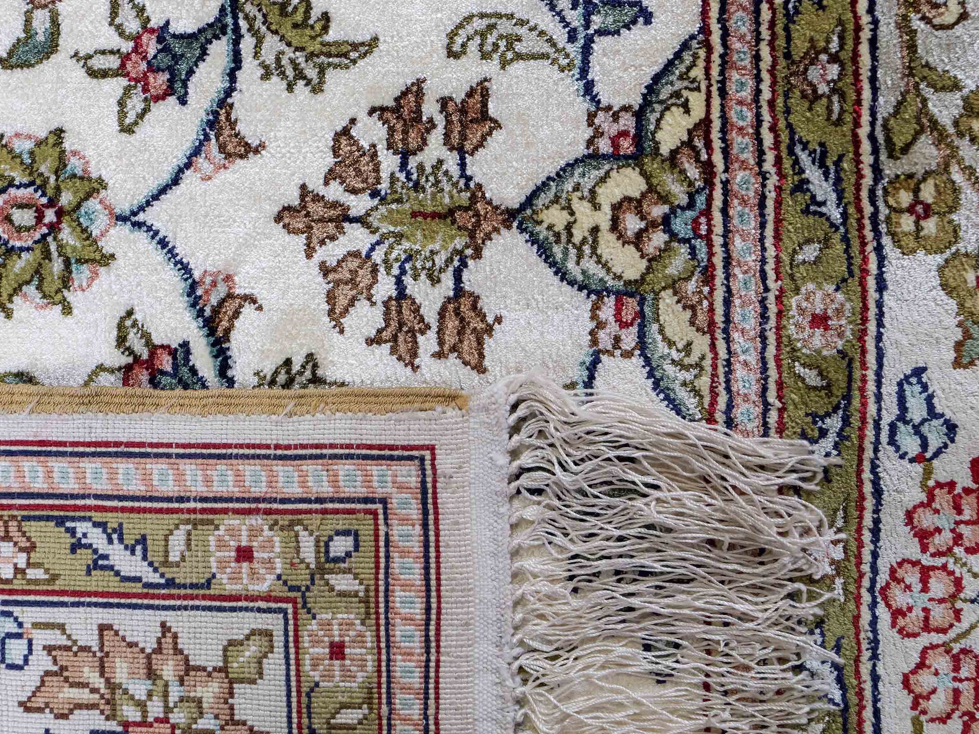 Sehr feiner, handgeknüpfter, chinesischer Hereke Orientteppich Läufer aus gesponnener Seide mit Allover-Design von Khademi, creme, weiß. 307x79 cm. Verkauf durch Jupiter Intl.