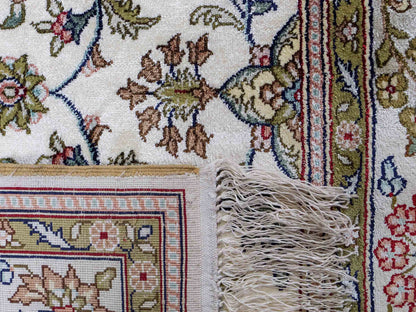 Sehr feiner, handgeknüpfter, chinesischer Hereke Orientteppich Läufer aus gesponnener Seide mit Allover-Design von Khademi, creme, weiß. 307x79 cm. Verkauf durch Jupiter Intl.