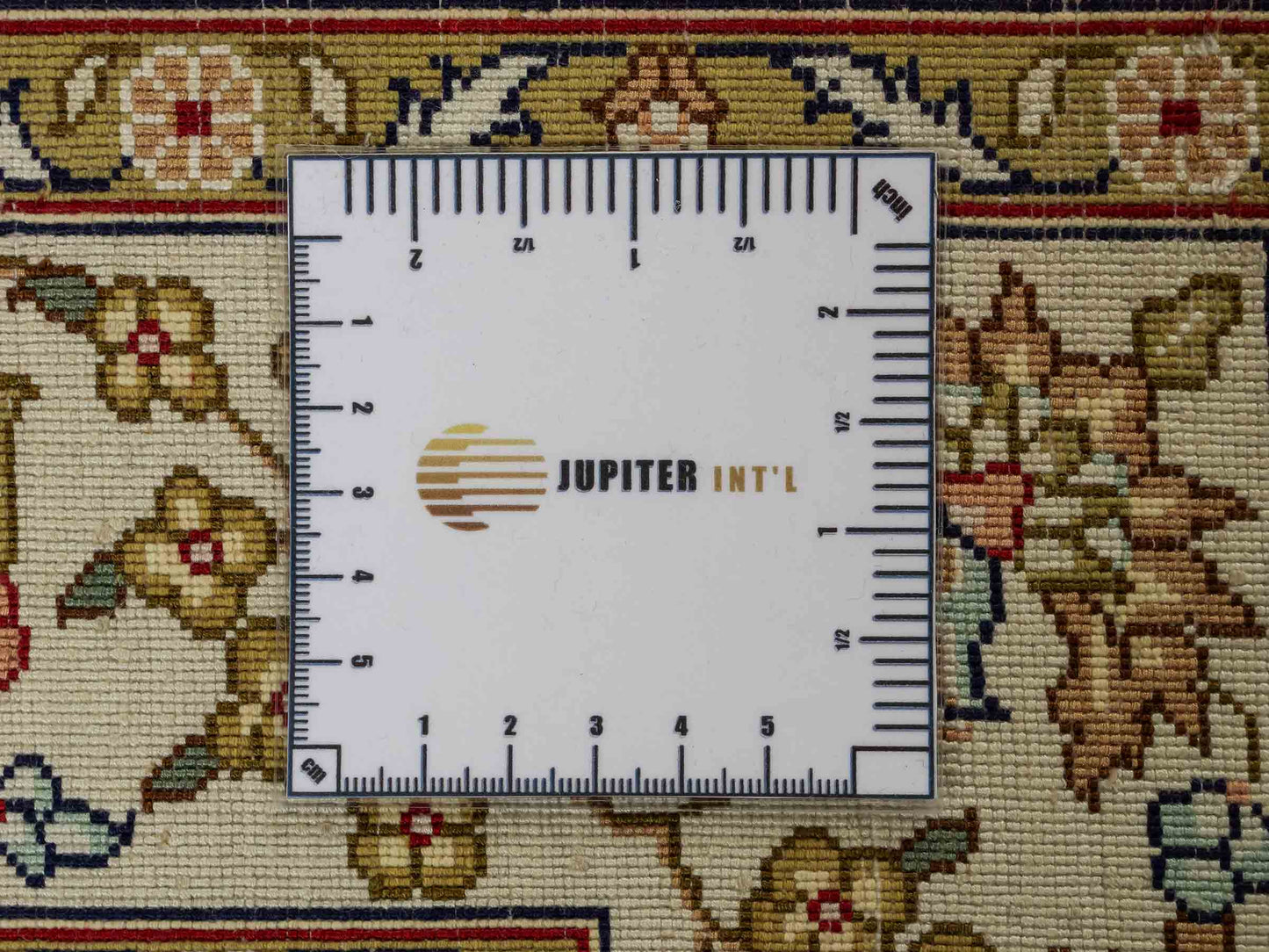 Sehr feiner, handgeknüpfter, chinesischer Hereke Orientteppich Läufer aus gesponnener Seide mit Allover-Design von Khademi, creme, weiß. 307x79 cm. Verkauf durch Jupiter Intl.