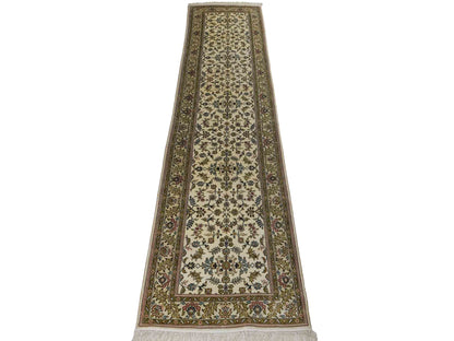 Sehr feiner, handgeknüpfter, chinesischer Hereke Orientteppich Läufer aus gesponnener Seide mit Allover-Design von Khademi, creme, weiß. 307x79 cm. Verkauf durch Jupiter Intl.