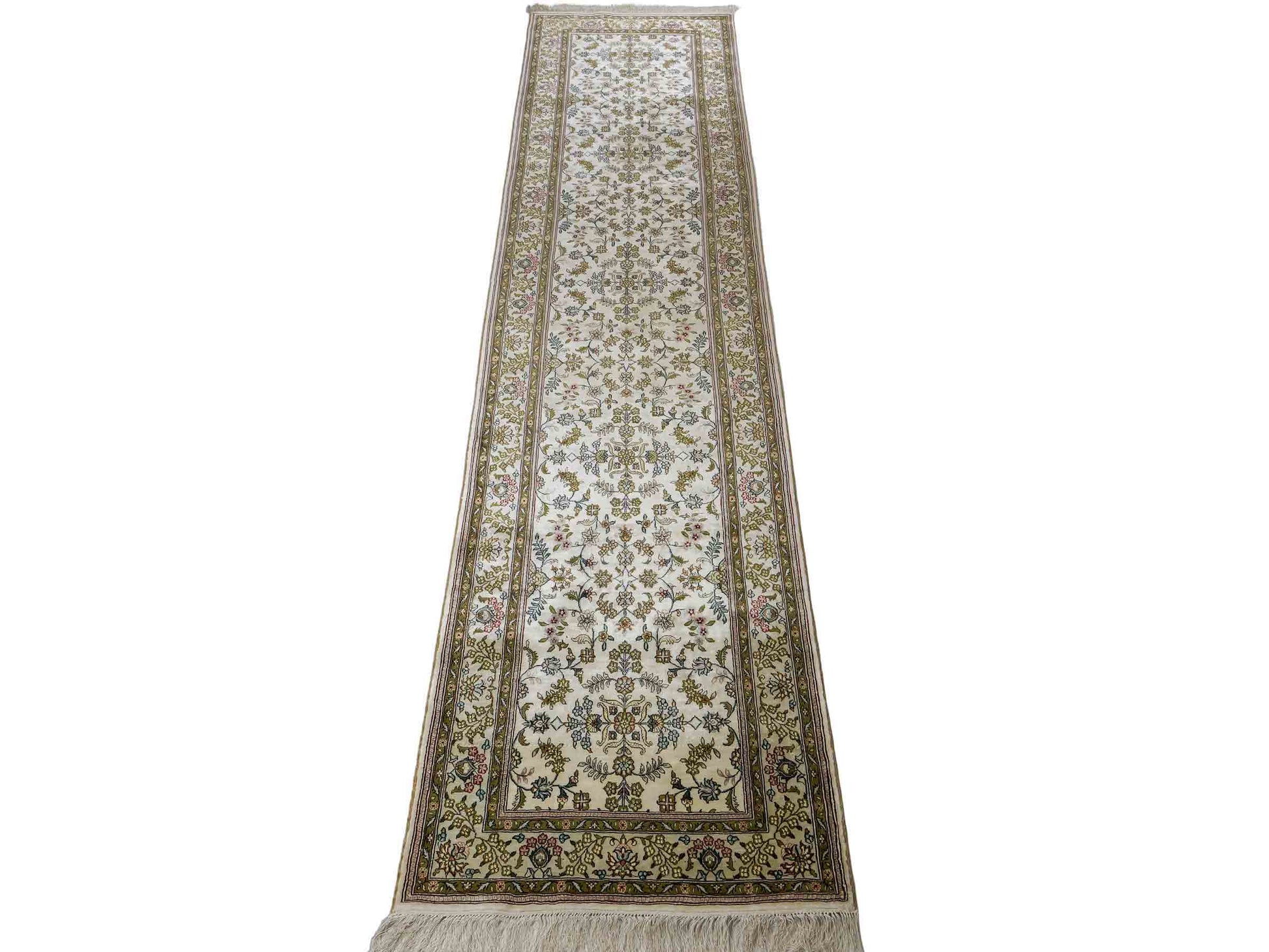 Sehr feiner, handgeknüpfter, chinesischer Hereke Orientteppich Läufer aus gesponnener Seide mit Allover-Design von Khademi, creme, weiß. 307x79 cm. Verkauf durch Jupiter Intl.