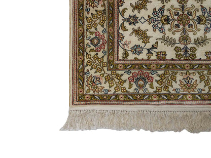 Sehr feiner, handgeknüpfter, chinesischer Hereke Orientteppich Läufer aus gesponnener Seide mit Allover-Design von Khademi, creme, weiß. 307x79 cm. Verkauf durch Jupiter Intl.