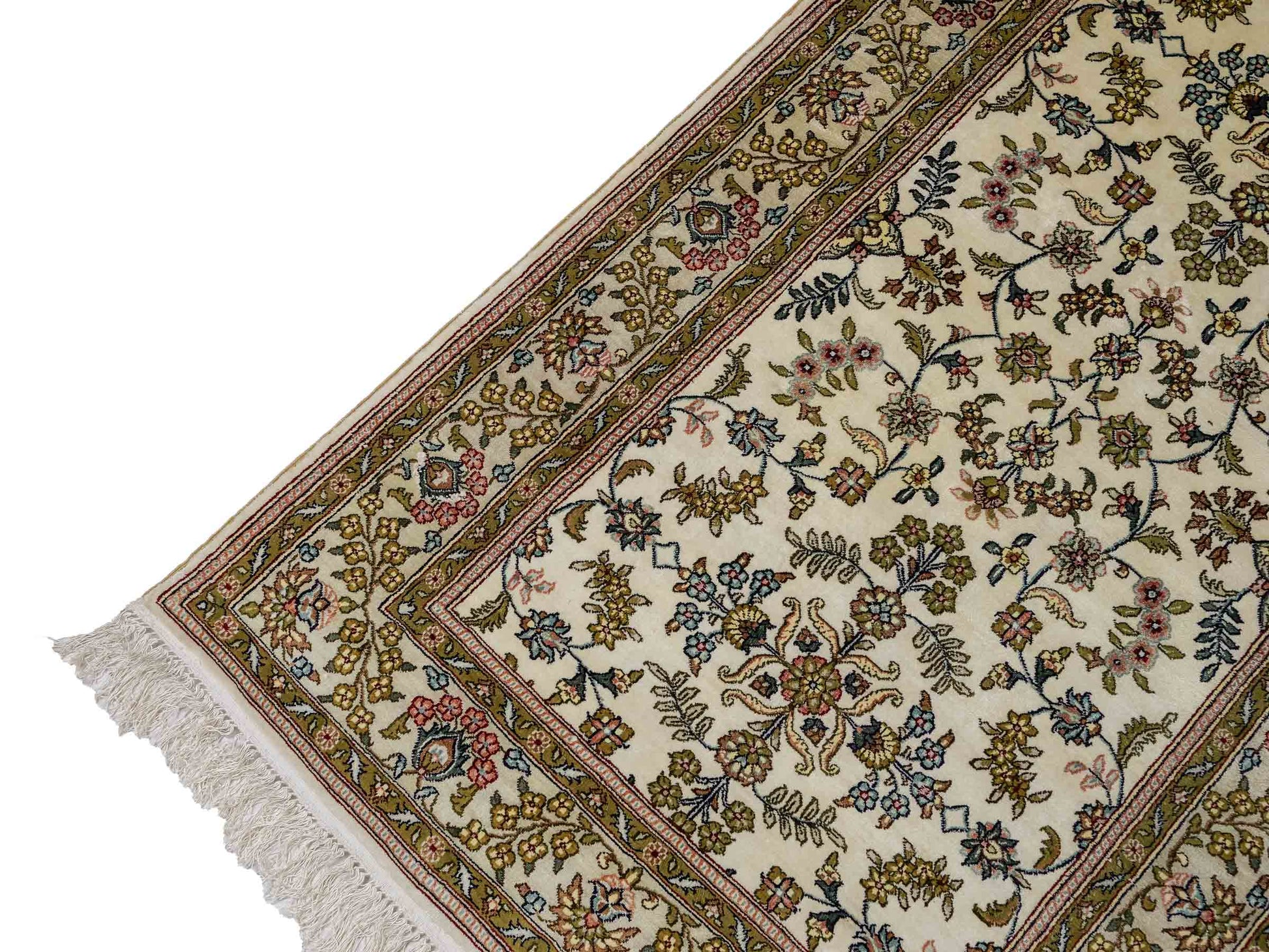 Sehr feiner, handgeknüpfter, chinesischer Hereke Orientteppich Läufer aus gesponnener Seide mit Allover-Design von Khademi, creme, weiß. 307x79 cm. Verkauf durch Jupiter Intl.