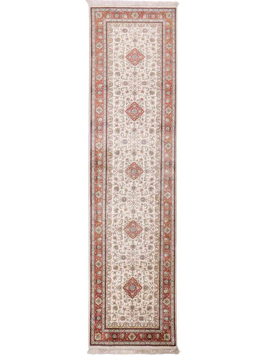 Sehr feiner, handgeknüpfter, chinesischer Hereke Orientteppich Läufer aus gesponnener Seide mit Medaillon-Design von Khademi, creme, weiß, rosa. 309x78 cm. Verkauf durch Jupiter Intl.