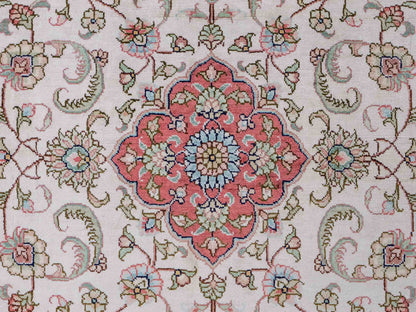 Sehr feiner, handgeknüpfter, chinesischer Hereke Orientteppich Läufer aus gesponnener Seide mit Medaillon-Design von Khademi, creme, weiß, rosa. 309x78 cm. Verkauf durch Jupiter Intl.