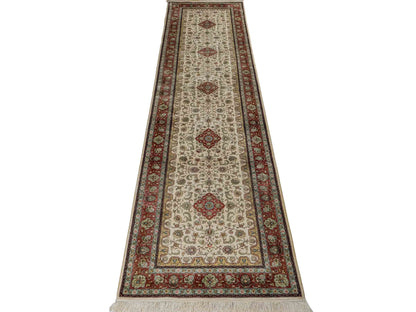 Sehr feiner, handgeknüpfter, chinesischer Hereke Orientteppich Läufer aus gesponnener Seide mit Medaillon-Design von Khademi, creme, weiß, rosa. 309x78 cm. Verkauf durch Jupiter Intl.
