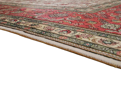 Feiner, handgeknüpfter, chinesischer Hereke Orientteppich aus gesponnener Seide mit Allover-Design von Khademi, creme, weiß, rosa. 363x277 cm. Verkauf durch Jupiter Intl.