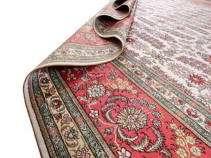 Feiner, handgeknüpfter, chinesischer Hereke Orientteppich aus gesponnener Seide mit Allover-Design von Khademi, creme, weiß, rosa. 363x277 cm. Verkauf durch Jupiter Intl.