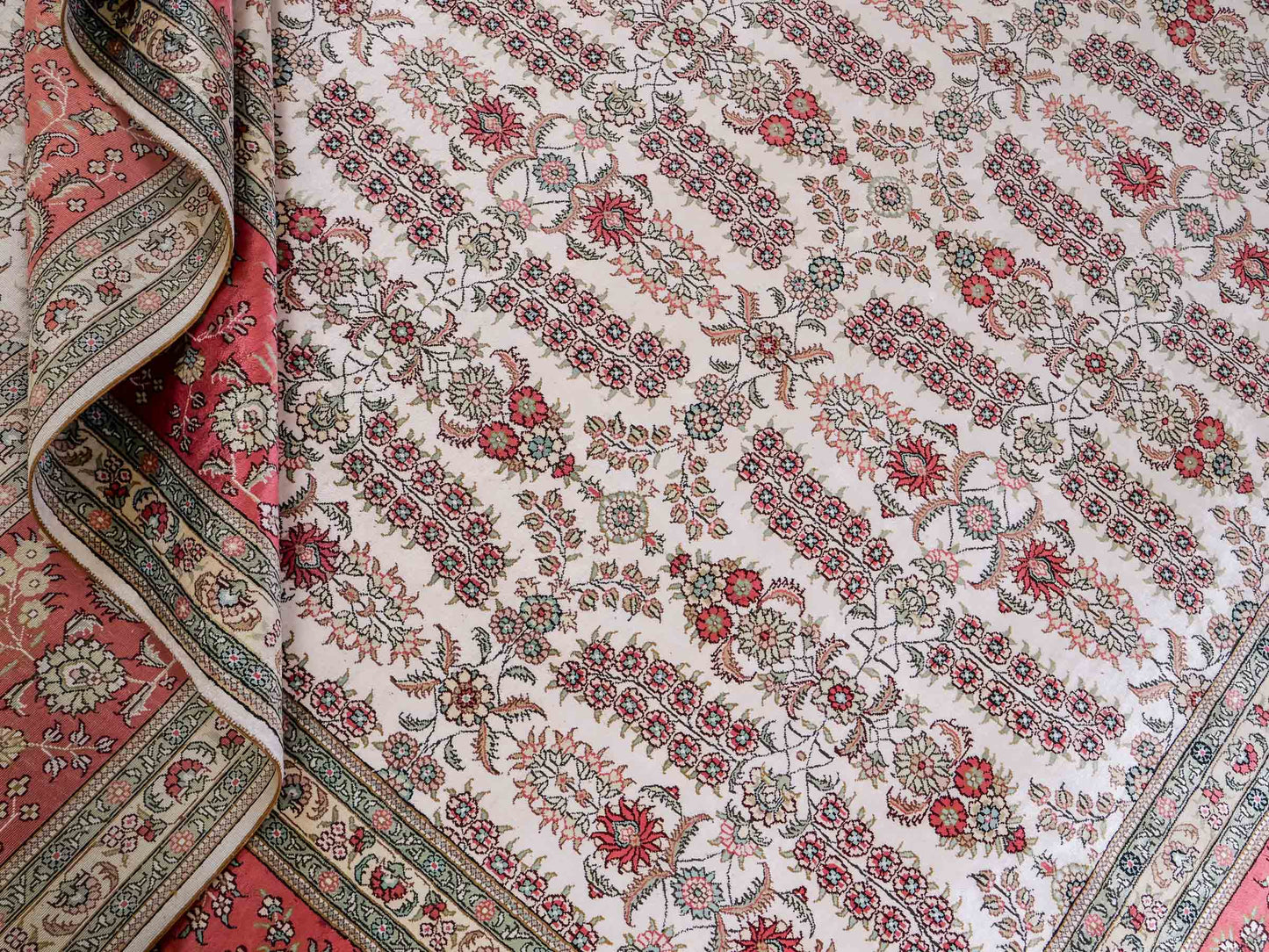 Feiner, handgeknüpfter, chinesischer Hereke Orientteppich aus gesponnener Seide mit Allover-Design von Khademi, creme, weiß, rosa. 363x277 cm. Verkauf durch Jupiter Intl.