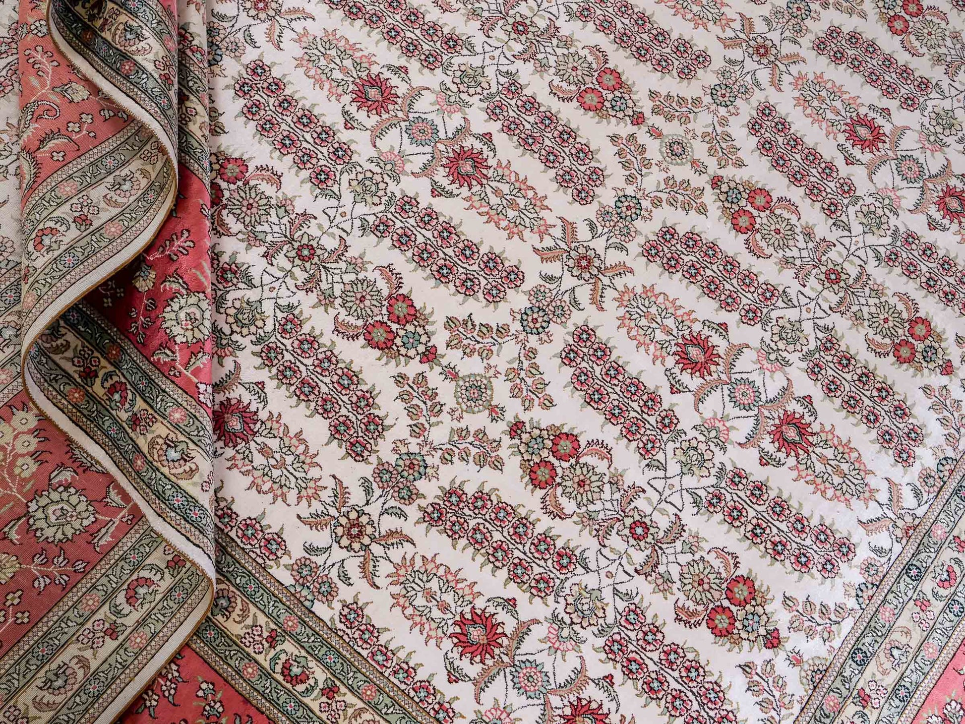 Feiner, handgeknüpfter, chinesischer Hereke Orientteppich aus gesponnener Seide mit Allover-Design von Khademi, creme, weiß, rosa. 363x277 cm. Verkauf durch Jupiter Intl.