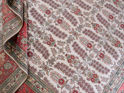 Feiner, handgeknüpfter, chinesischer Hereke Orientteppich aus gesponnener Seide mit Allover-Design von Khademi, creme, weiß, rosa. 363x277 cm. Verkauf durch Jupiter Intl.