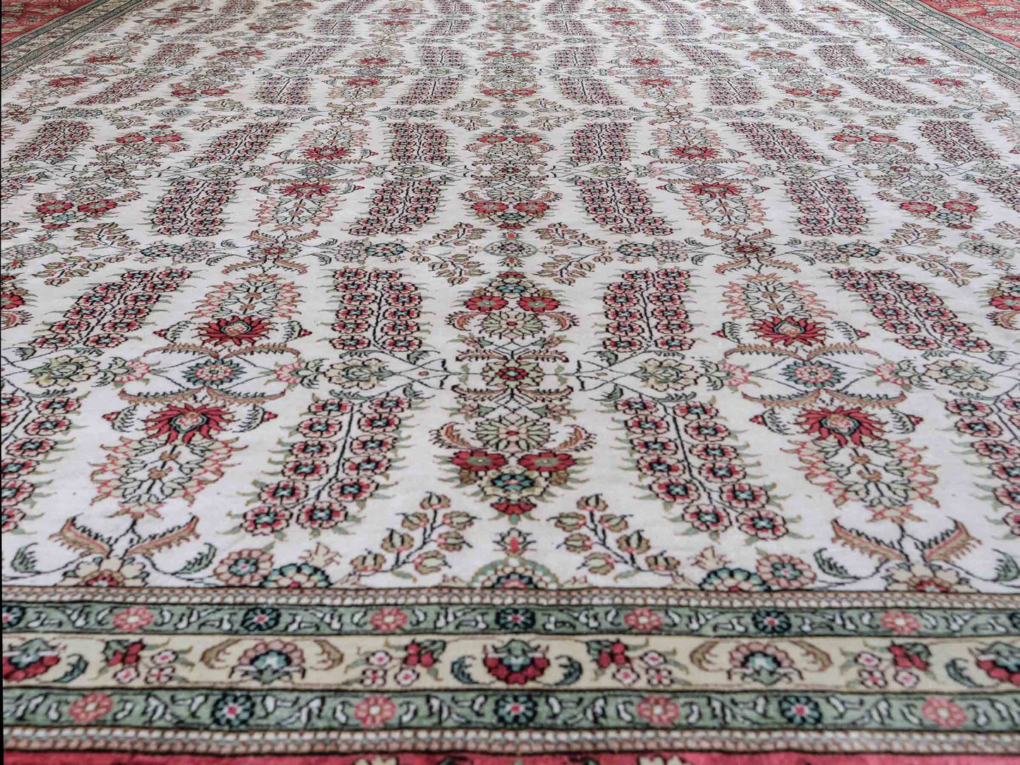 Feiner, handgeknüpfter, chinesischer Hereke Orientteppich aus gesponnener Seide mit Allover-Design von Khademi, creme, weiß, rosa. 363x277 cm. Verkauf durch Jupiter Intl.