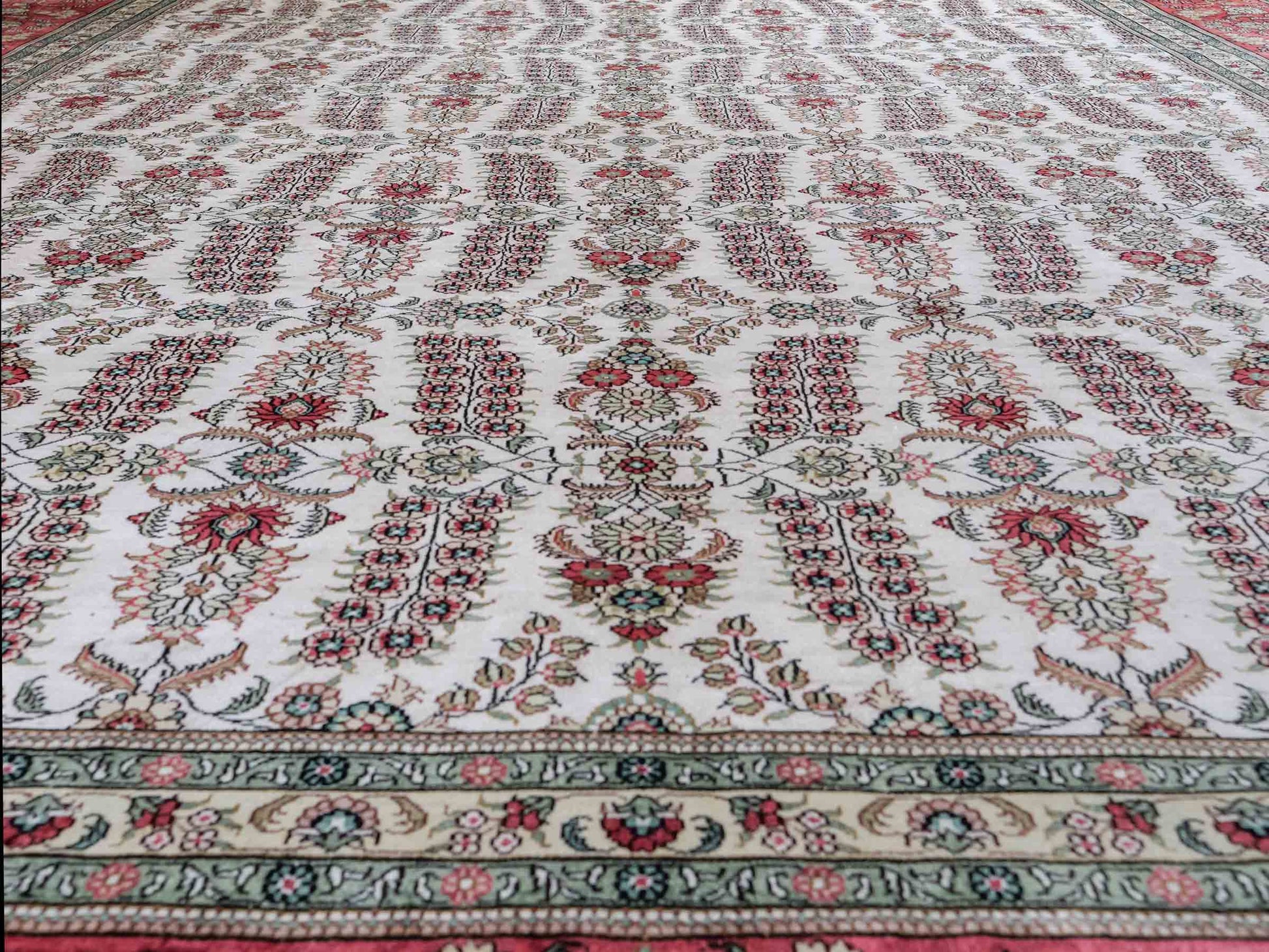 Feiner, handgeknüpfter, chinesischer Hereke Orientteppich aus gesponnener Seide mit Allover-Design von Khademi, creme, weiß, rosa. 363x277 cm. Verkauf durch Jupiter Intl.