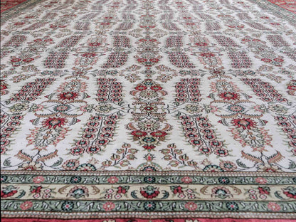 Feiner, handgeknüpfter, chinesischer Hereke Orientteppich aus gesponnener Seide mit Allover-Design von Khademi, creme, weiß, rosa. 363x277 cm. Verkauf durch Jupiter Intl.