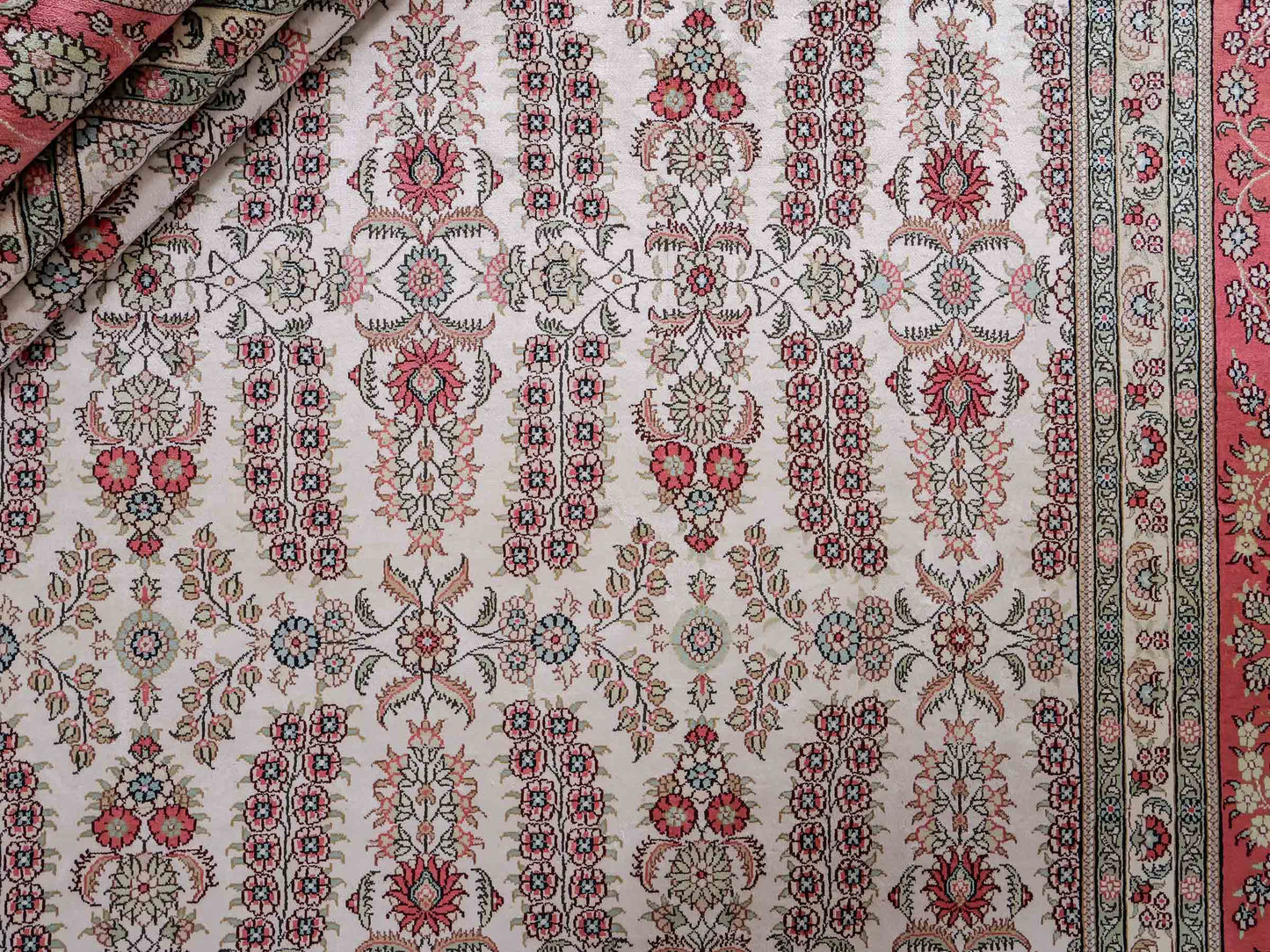 Feiner, handgeknüpfter, chinesischer Hereke Orientteppich aus gesponnener Seide mit Allover-Design von Khademi, creme, weiß, rosa. 363x277 cm. Verkauf durch Jupiter Intl.