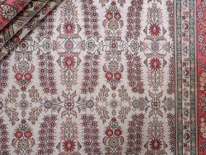 Feiner, handgeknüpfter, chinesischer Hereke Orientteppich aus gesponnener Seide mit Allover-Design von Khademi, creme, weiß, rosa. 363x277 cm. Verkauf durch Jupiter Intl.