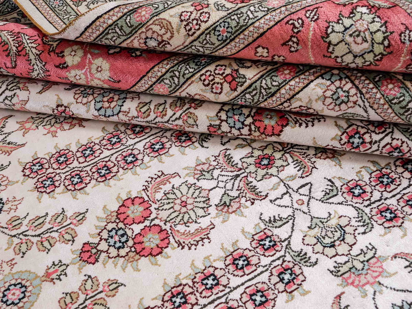 Feiner, handgeknüpfter, chinesischer Hereke Orientteppich aus gesponnener Seide mit Allover-Design von Khademi, creme, weiß, rosa. 363x277 cm. Verkauf durch Jupiter Intl.