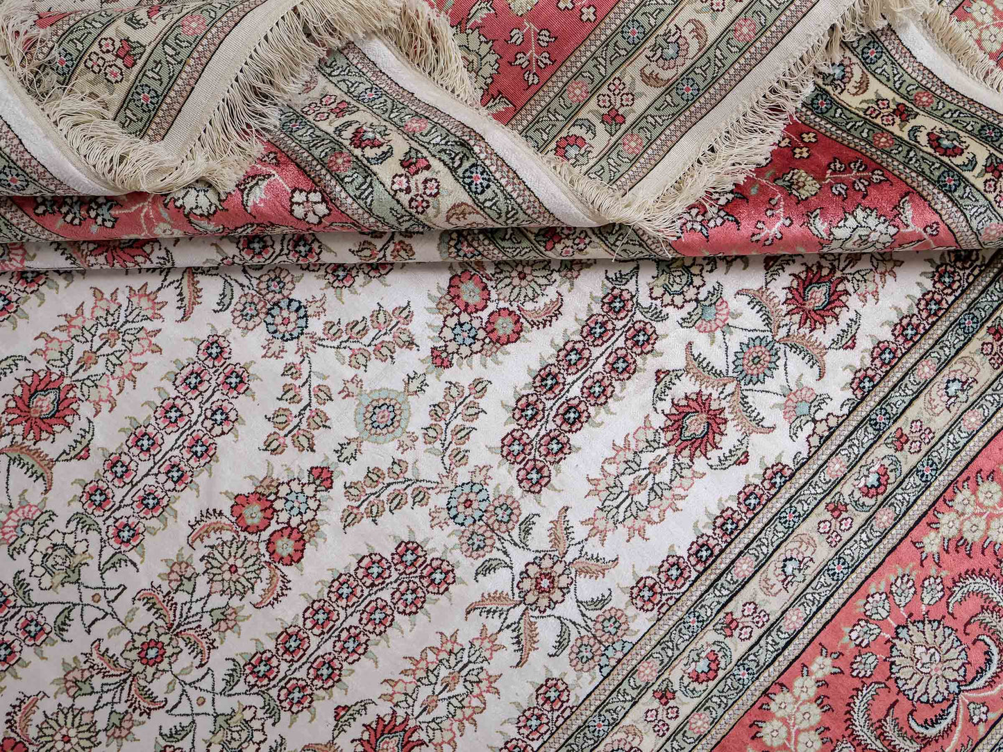 Feiner, handgeknüpfter, chinesischer Hereke Orientteppich aus gesponnener Seide mit Allover-Design von Khademi, creme, weiß, rosa. 363x277 cm. Verkauf durch Jupiter Intl.