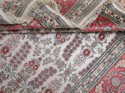 Feiner, handgeknüpfter, chinesischer Hereke Orientteppich aus gesponnener Seide mit Allover-Design von Khademi, creme, weiß, rosa. 363x277 cm. Verkauf durch Jupiter Intl.