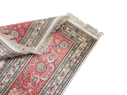 Feiner, handgeknüpfter, chinesischer Hereke Orientteppich aus gesponnener Seide mit Allover-Design von Khademi, creme, weiß, rosa. 363x277 cm. Verkauf durch Jupiter Intl.