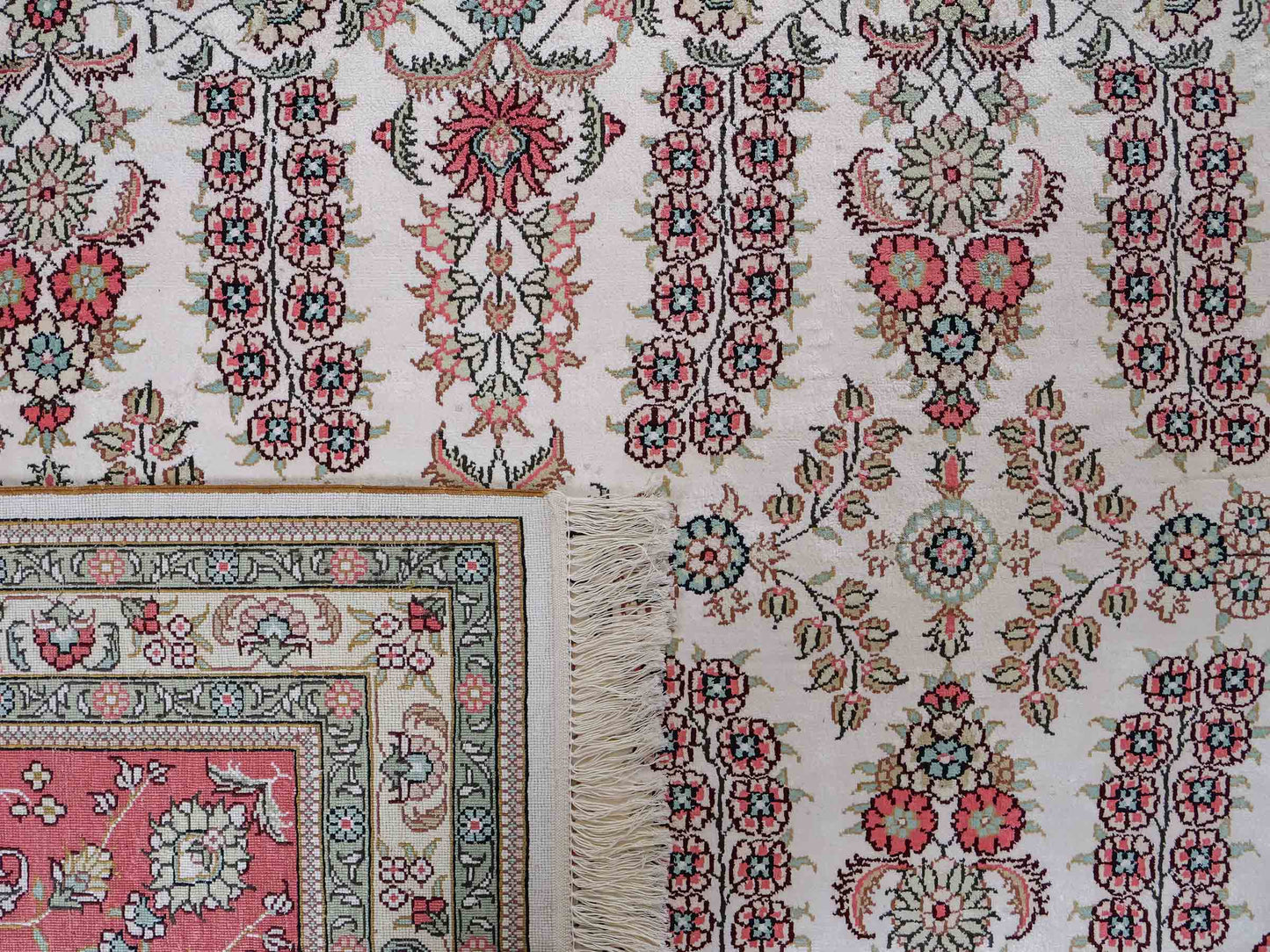 Feiner, handgeknüpfter, chinesischer Hereke Orientteppich aus gesponnener Seide mit Allover-Design von Khademi, creme, weiß, rosa. 363x277 cm. Verkauf durch Jupiter Intl.