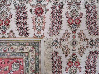 Feiner, handgeknüpfter, chinesischer Hereke Orientteppich aus gesponnener Seide mit Allover-Design von Khademi, creme, weiß, rosa. 363x277 cm. Verkauf durch Jupiter Intl.