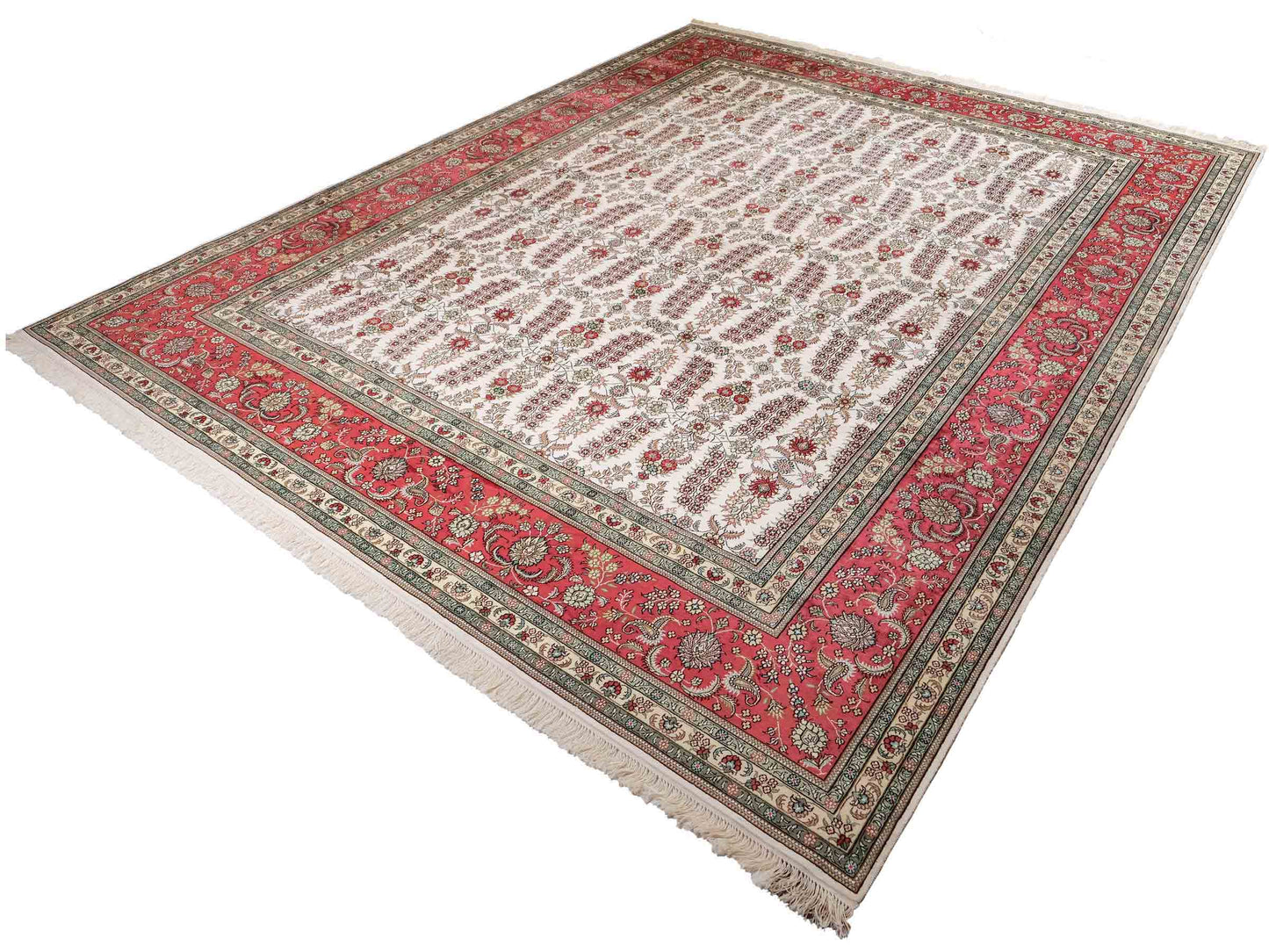 Feiner, handgeknüpfter, chinesischer Hereke Orientteppich aus gesponnener Seide mit Allover-Design von Khademi, creme, weiß, rosa. 363x277 cm. Verkauf durch Jupiter Intl.