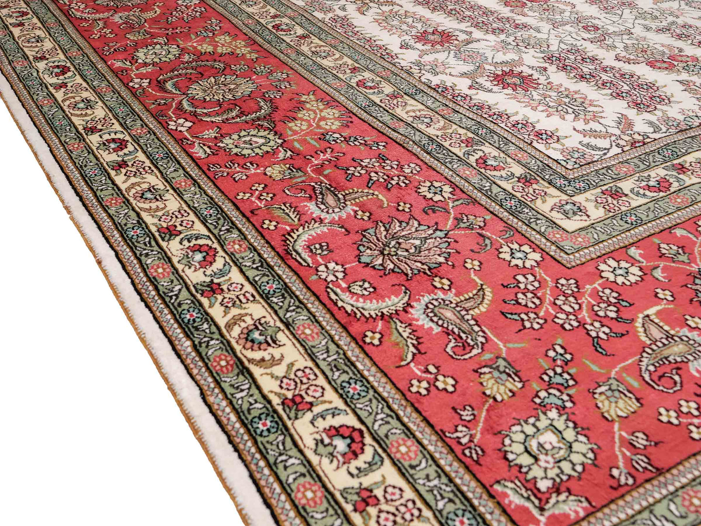 Feiner, handgeknüpfter, chinesischer Hereke Orientteppich aus gesponnener Seide mit Allover-Design von Khademi, creme, weiß, rosa. 363x277 cm. Verkauf durch Jupiter Intl.