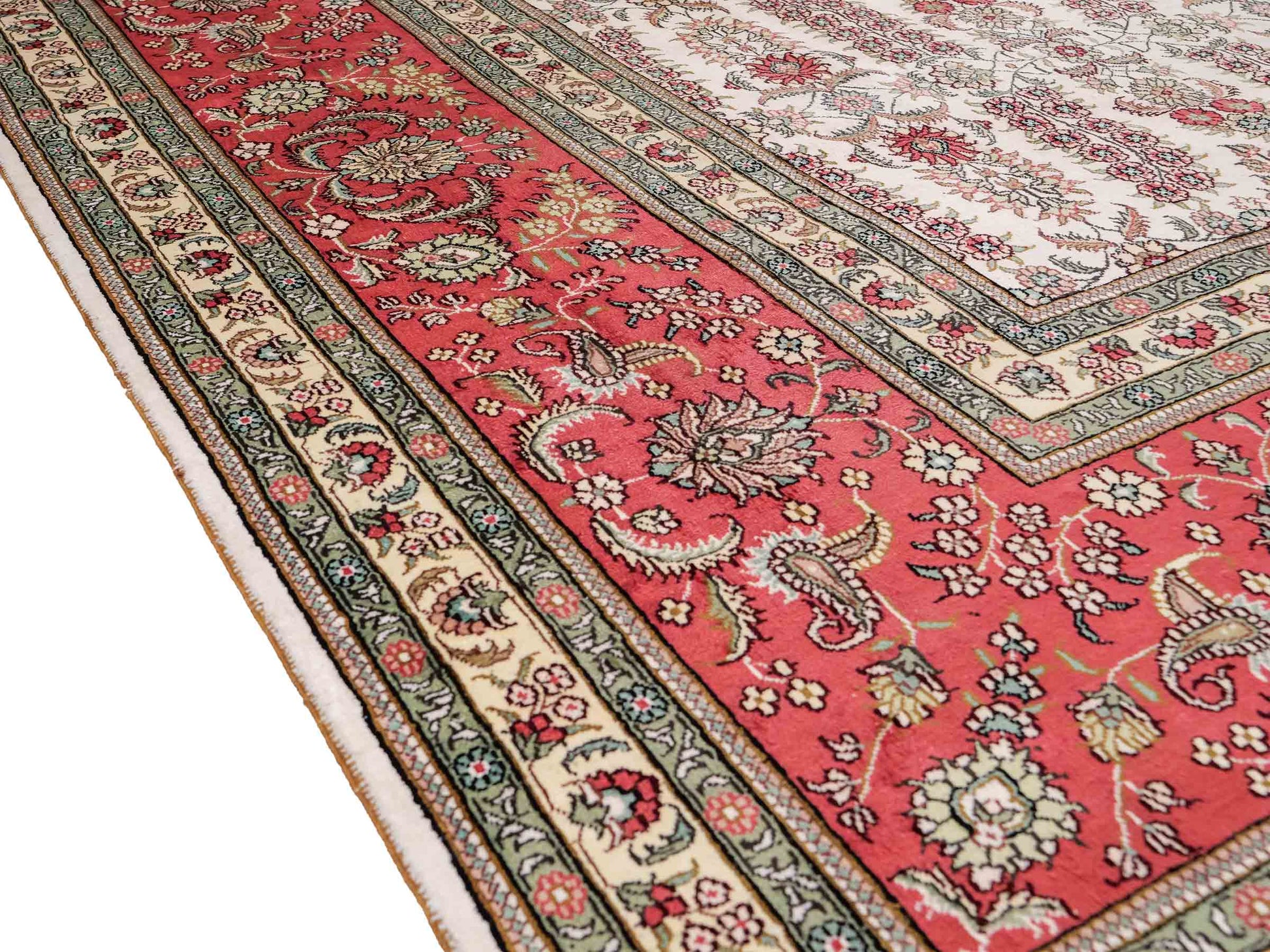 Feiner, handgeknüpfter, chinesischer Hereke Orientteppich aus gesponnener Seide mit Allover-Design von Khademi, creme, weiß, rosa. 363x277 cm. Verkauf durch Jupiter Intl.