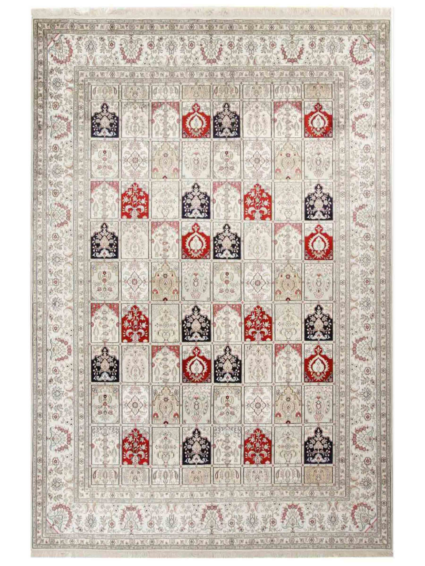 Feiner, handgeknüpfter, chinesischer Hereke Orientteppich aus gesponnener Seide mit Feldmuster von Khademi, creme, weiß, multicolor. 362x279 cm. Verkauf durch Jupiter Intl.