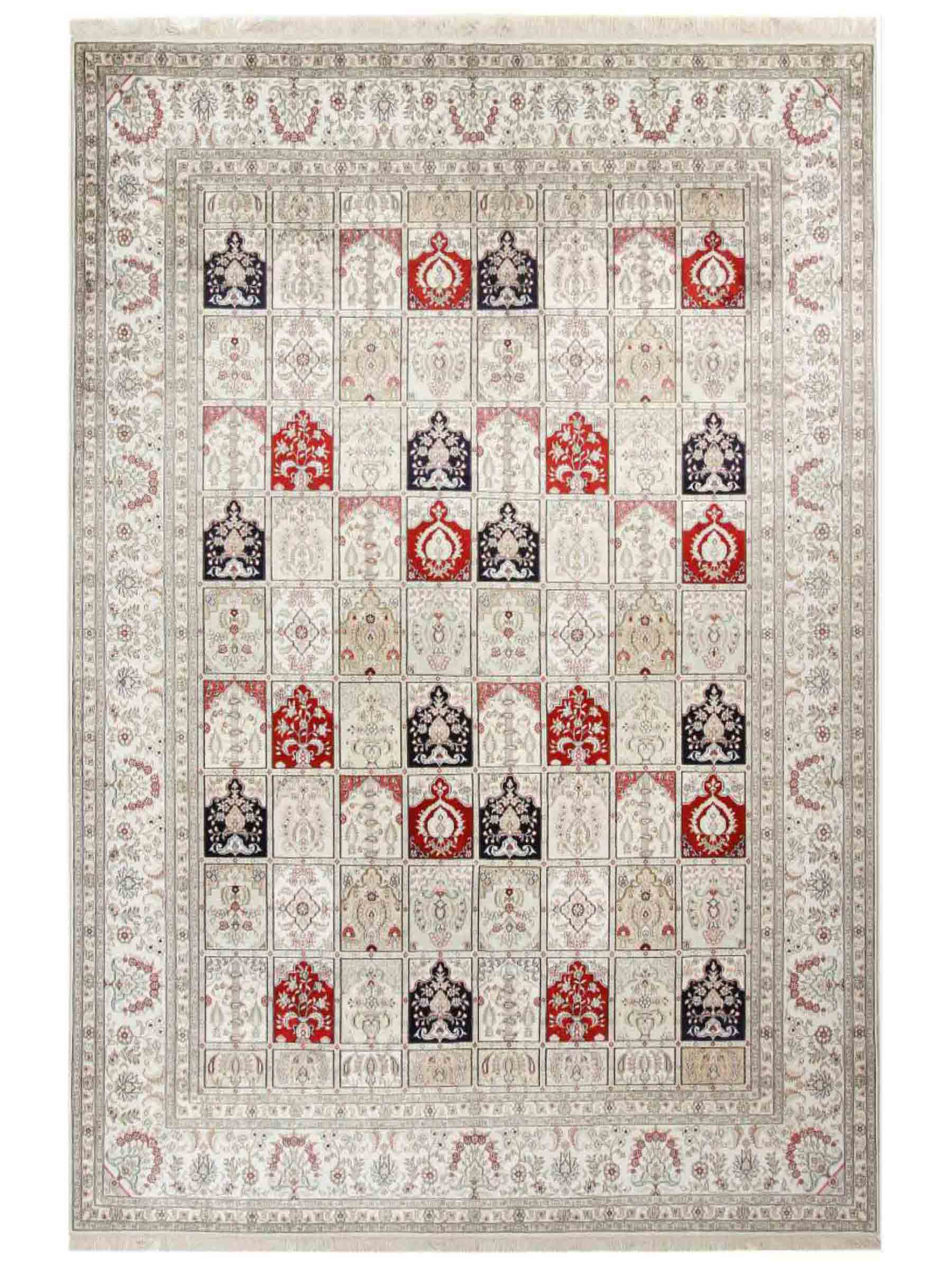 Feiner, handgeknüpfter, chinesischer Hereke Orientteppich aus gesponnener Seide mit Feldmuster von Khademi, creme, weiß, multicolor. 362x279 cm. Verkauf durch Jupiter Intl.