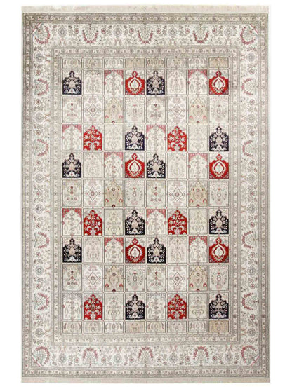 Feiner, handgeknüpfter, chinesischer Hereke Orientteppich aus gesponnener Seide mit Feldmuster von Khademi, creme, weiß, multicolor. 362x279 cm. Verkauf durch Jupiter Intl.