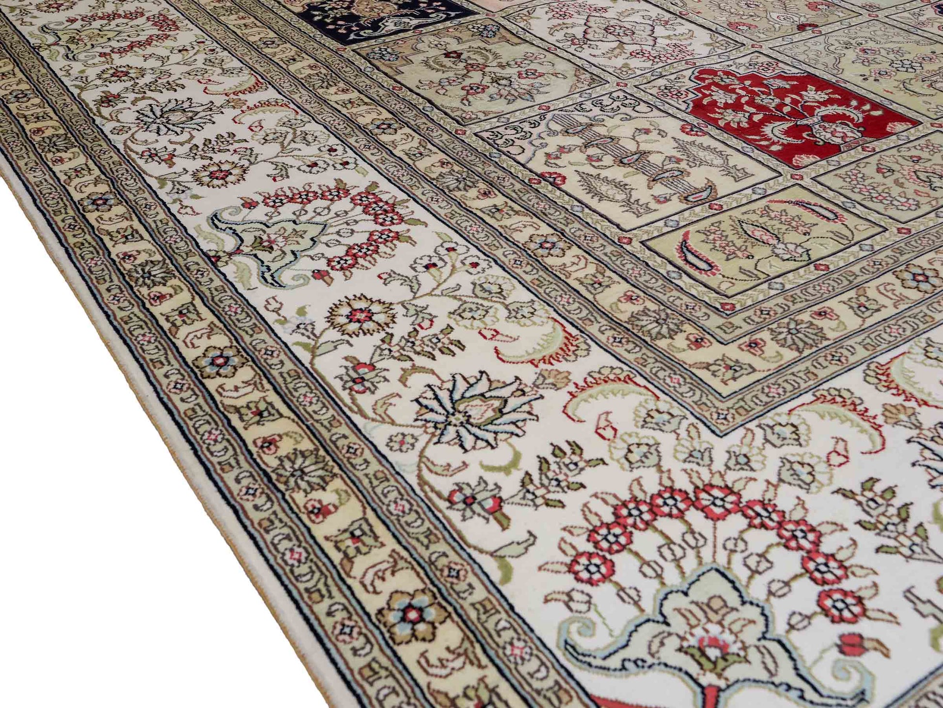 Feiner, handgeknüpfter, chinesischer Hereke Orientteppich aus gesponnener Seide mit Feldmuster von Khademi, creme, weiß, multicolor. 362x279 cm. Verkauf durch Jupiter Intl.