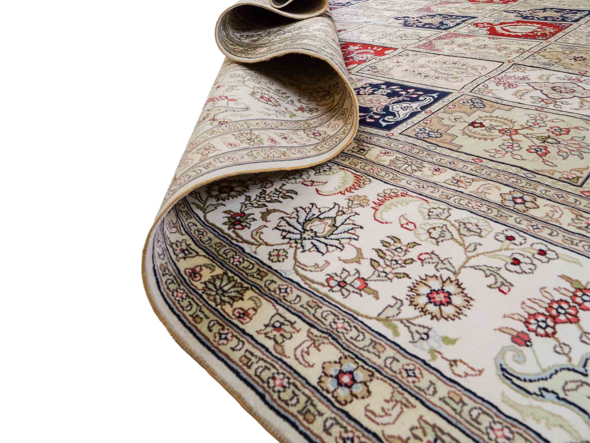 Feiner, handgeknüpfter, chinesischer Hereke Orientteppich aus gesponnener Seide mit Feldmuster von Khademi, creme, weiß, multicolor. 362x279 cm. Verkauf durch Jupiter Intl.