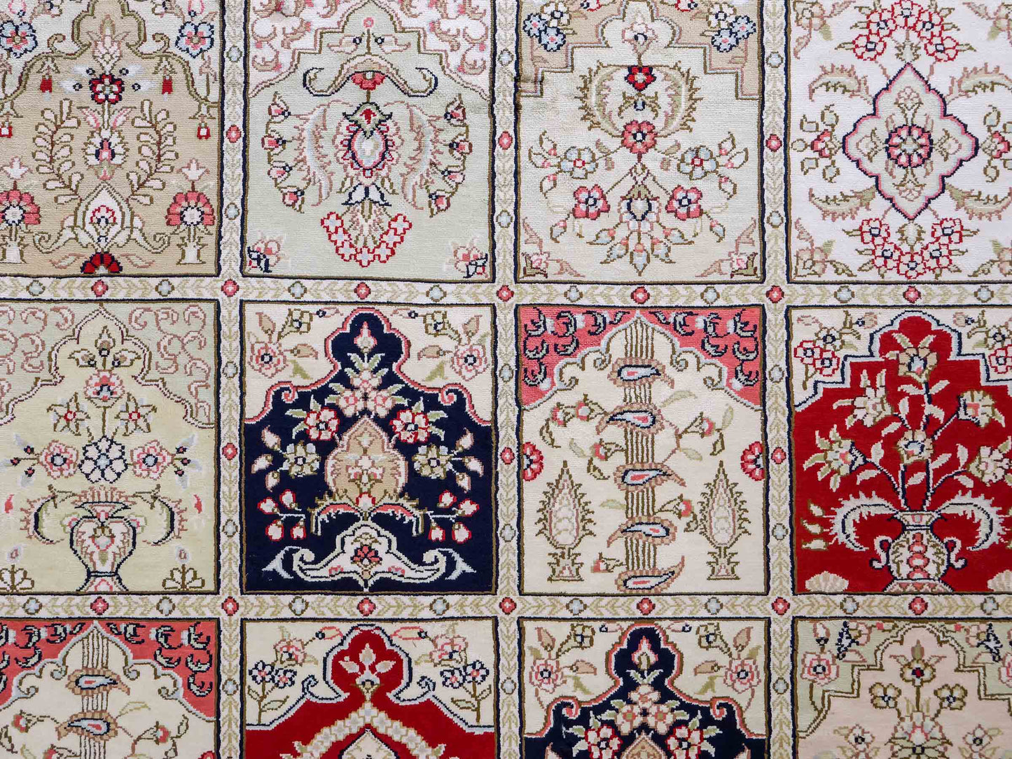 Feiner, handgeknüpfter, chinesischer Hereke Orientteppich aus gesponnener Seide mit Feldmuster von Khademi, creme, weiß, multicolor. 362x279 cm. Verkauf durch Jupiter Intl.