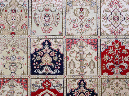 Feiner, handgeknüpfter, chinesischer Hereke Orientteppich aus gesponnener Seide mit Feldmuster von Khademi, creme, weiß, multicolor. 362x279 cm. Verkauf durch Jupiter Intl.