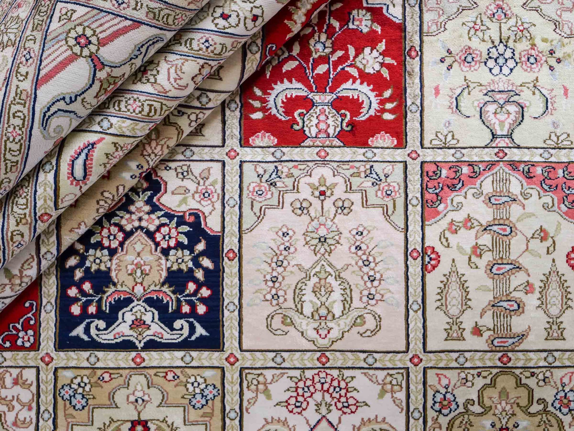 Feiner, handgeknüpfter, chinesischer Hereke Orientteppich aus gesponnener Seide mit Feldmuster von Khademi, creme, weiß, multicolor. 362x279 cm. Verkauf durch Jupiter Intl.