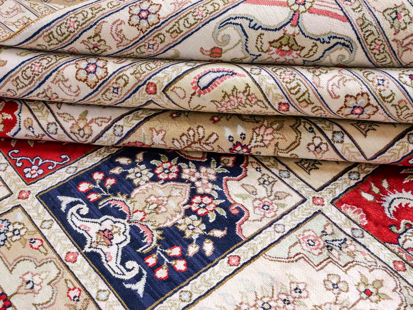 Feiner, handgeknüpfter, chinesischer Hereke Orientteppich aus gesponnener Seide mit Feldmuster von Khademi, creme, weiß, multicolor. 362x279 cm. Verkauf durch Jupiter Intl.