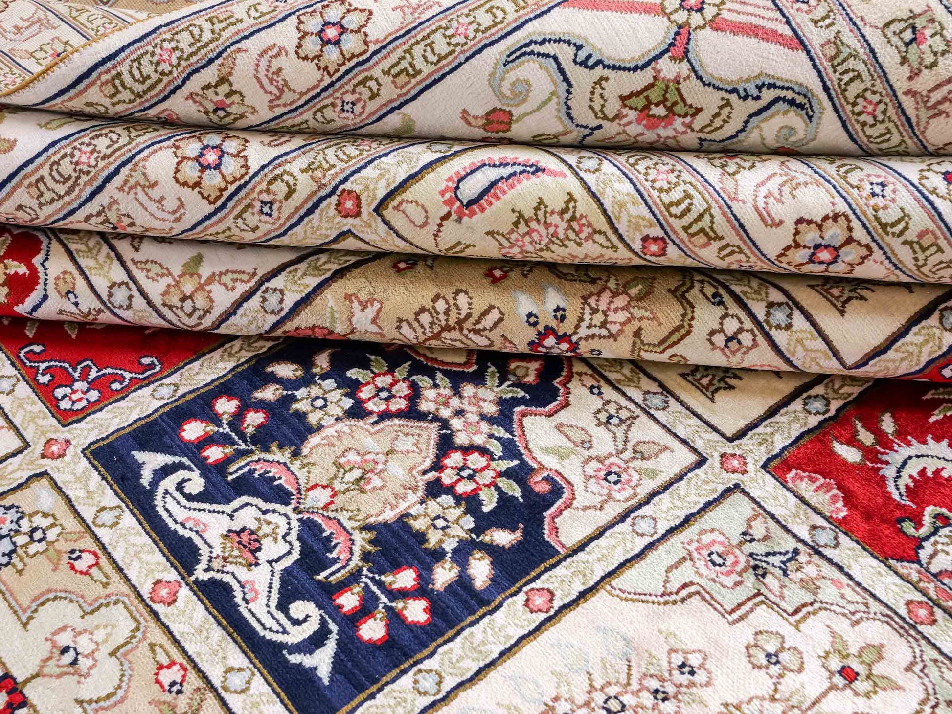 Feiner, handgeknüpfter, chinesischer Hereke Orientteppich aus gesponnener Seide mit Feldmuster von Khademi, creme, weiß, multicolor. 362x279 cm. Verkauf durch Jupiter Intl.